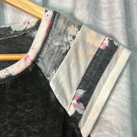 Derek Heart Dark Gray Floral Semi-Sheer Burnout Cap Sleeve Tee - Small - Picture 9 of 9